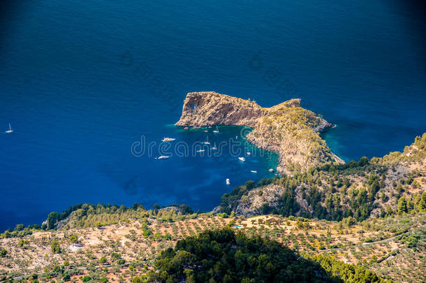 美丽的风景图片与岩石山