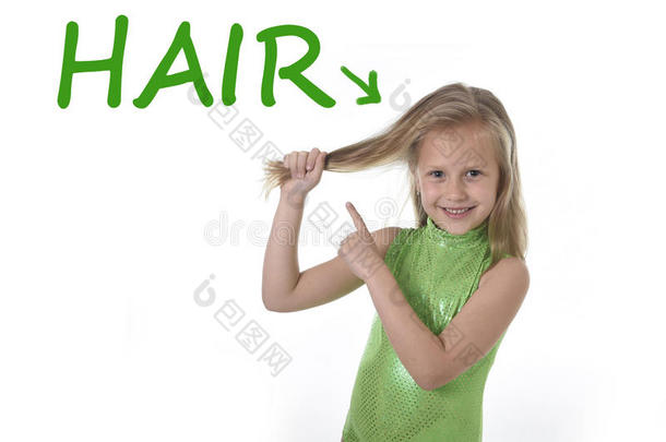 可爱的小女孩拉着金发在身体部位学习英语单词在学校