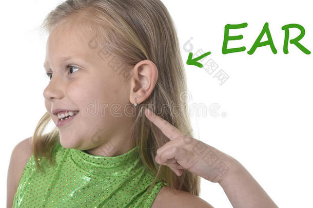 可爱的小女孩把耳朵指在<strong>身体部位</strong>，在学校学习英语单词
