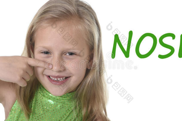 可爱的小女孩用鼻子指着身体部位，在学校学习英语单词