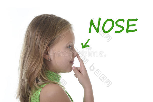 可爱的小女孩用鼻子指着身体<strong>部位</strong>，在学校学习英语单词
