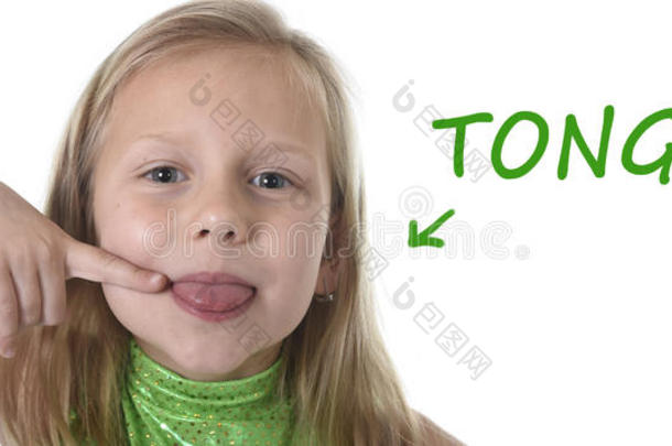 可爱的小女孩在学校里用舌头指着<strong>身体部位</strong>学习英语单词
