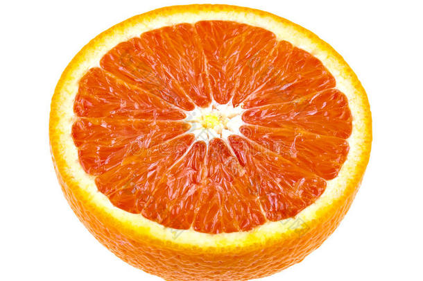 一半多汁的橙色水果分离在白色