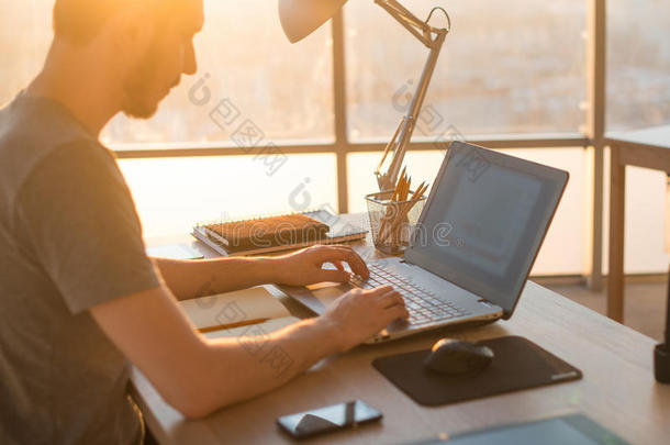 商务人员在办公室的办公桌上用笔记本电脑工作