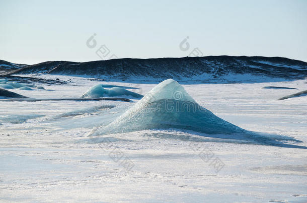 蓝色冰山金字塔在冰湖上的冰冰湖在斯卡弗尔斯乔科尔冰川，冬季冰岛