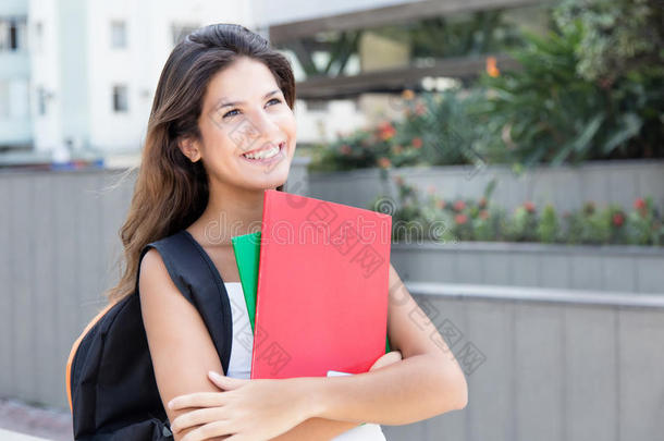 梦想高加索女学生在城市