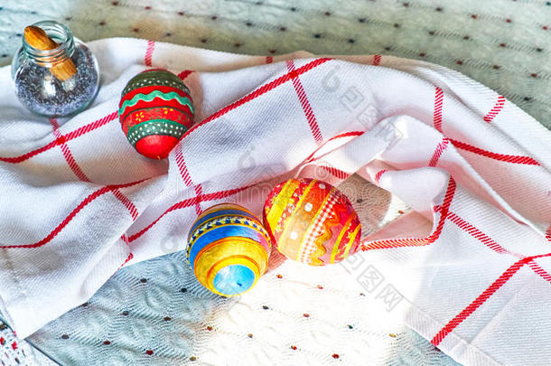 手工制作的复活节鸡蛋，刺绣图案在厨房桌子上