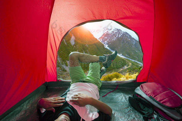 露营者躺在户外露营帐篷里，自然美丽
