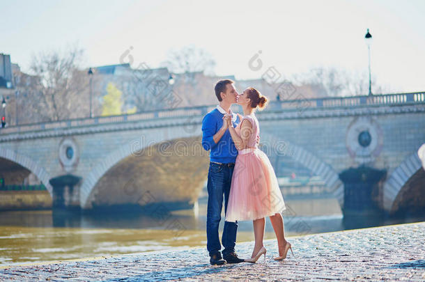美丽的浪漫情侣在巴黎靠近塞纳河