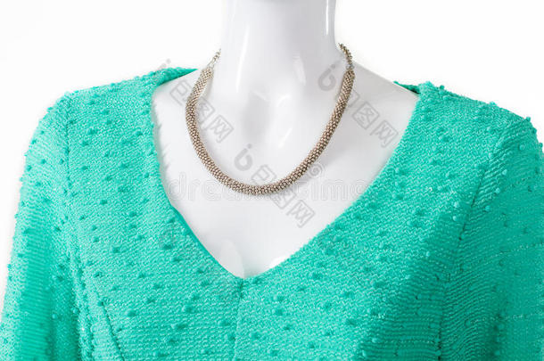 精致的项链和绿松石连衣裙。