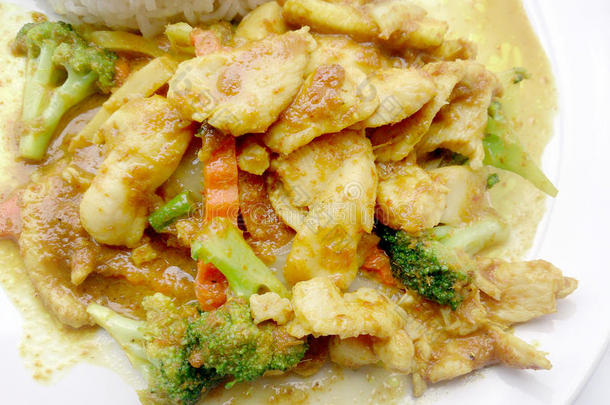 把绿色<strong>咖喱</strong>炒蔬菜和鸡肉放在盘子里，美味的油炸蔬菜和鸡肉绿色<strong>咖喱</strong>，泰国菜