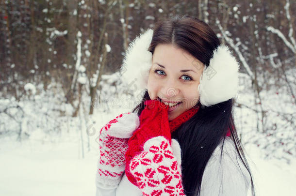 黑发女孩戴着帽子和手套雕刻雪人