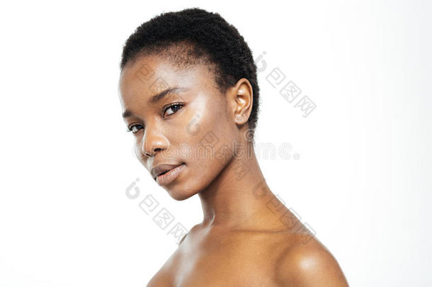 一位皮肤<strong>清爽</strong>的美国黑人妇女在镜头前