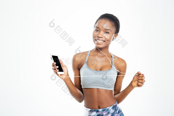 <strong>欢快</strong>的非洲女运动员从空白屏幕手机上听<strong>音</strong>乐