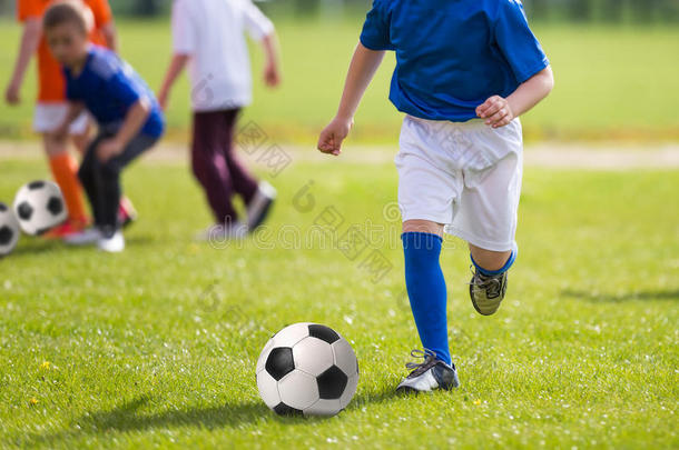 足球训练<strong>比赛</strong>为<strong>儿童</strong>。 体育教育