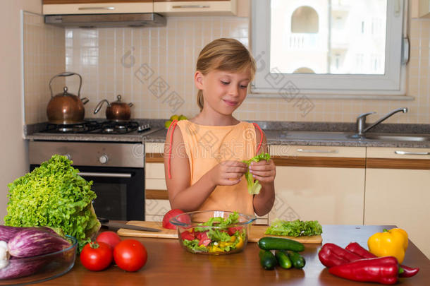 女孩做饭。 <strong>健康</strong>食品-蔬菜沙拉。 饮食。 <strong>节</strong>食的概念。 <strong>健康</strong>的生活方式。 在家做饭。 准备食物。