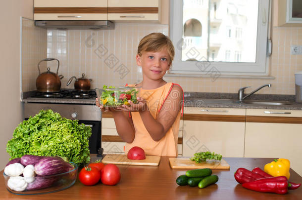 女孩做饭。 健康饮食-蔬菜沙拉。 饮食。 节食的概念。 健康的生活方式。 在家做饭。 准备食物。