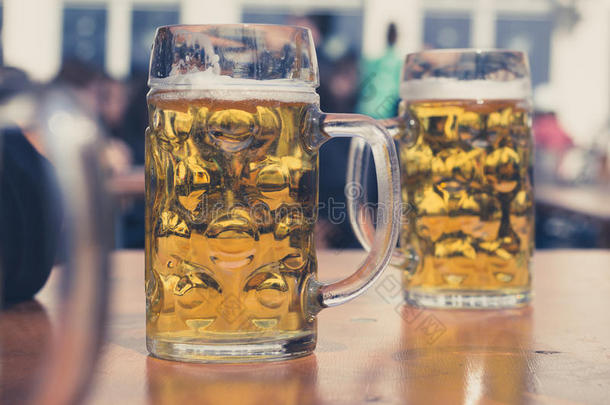 德国啤酒花园背景的啤酒杯