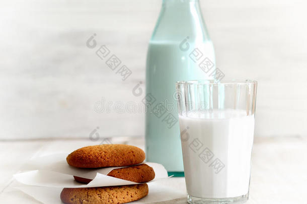 一杯牛奶，一瓶牛奶，美味的饼干作为早餐