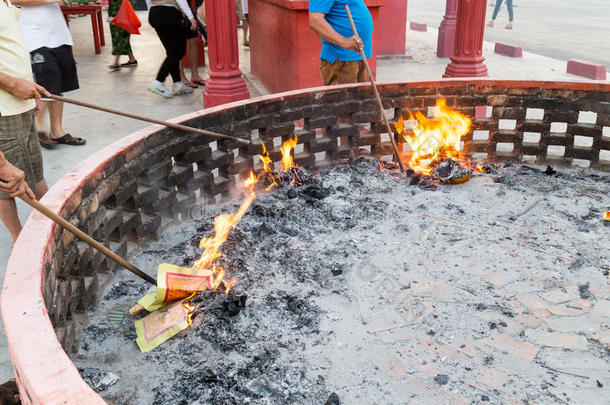 中国奉献者在清明节期间焚烧纸祭