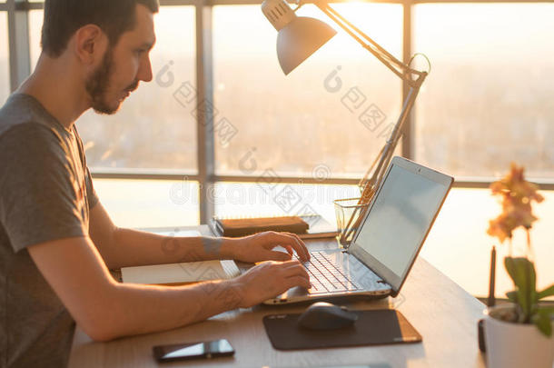 商务人员在办公室的办公桌上用笔记本电脑工作