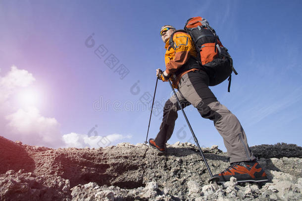 一个旅行者站在一座山的顶部，眺望大海。