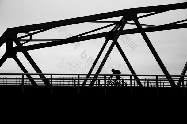 桥上的自行车手