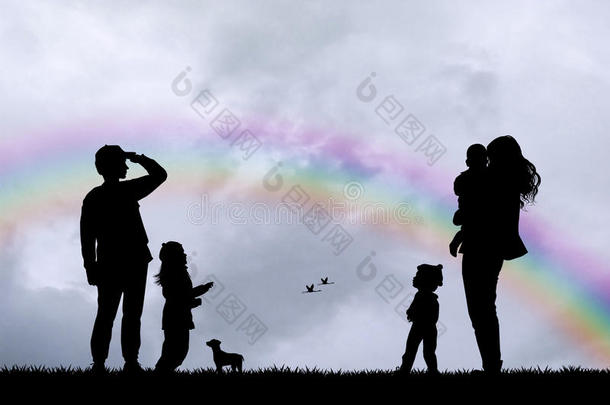 家人看着天空中的彩虹