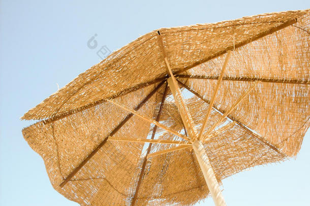 天空背景上破碎的阳伞