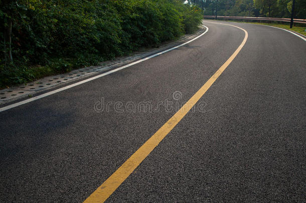 美丽的太阳升起的天空与沥青公路道路