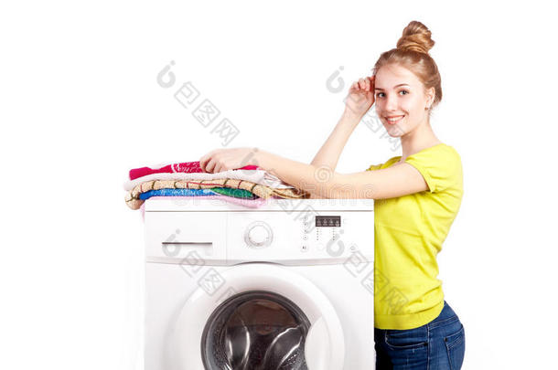 漂亮的女孩和洗衣机洗衣服