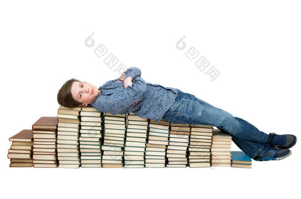 一个疲惫的学生躺在一叠书上
