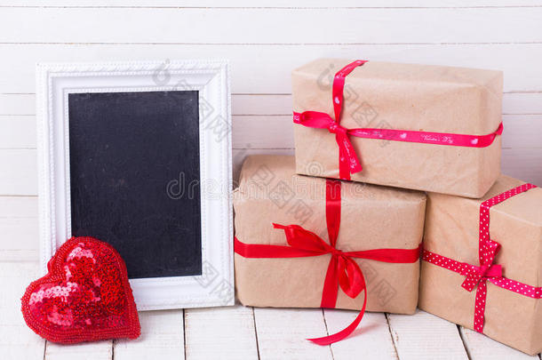 节日礼品盒，装饰心和空黑板在wh上