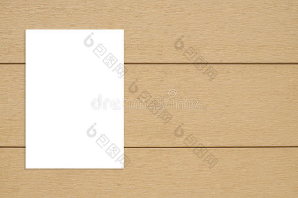 空白折叠纸海报挂在木墙上，模板模拟U