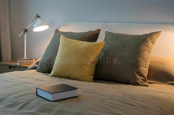 舒适的<strong>卧室</strong>，<strong>床头</strong>柜上有书和阅读灯