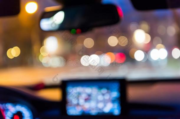 模糊图像从车内与Bokeh灯从交通堵塞在夜间