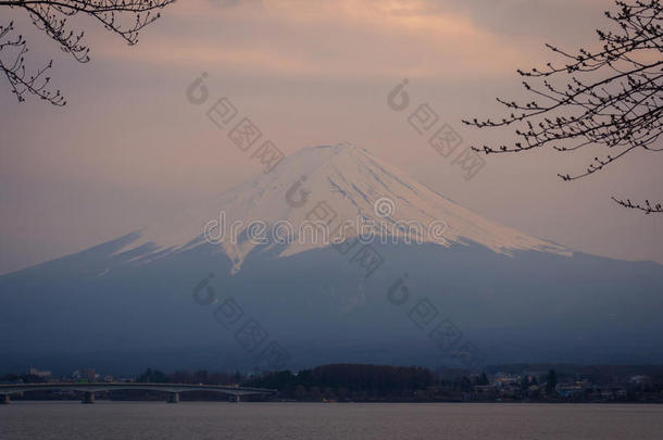 富士山在日本日落时与湖泊
