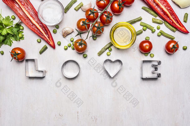 良好营养的概念，各种蔬菜，香料和油，用爱字边框，放置在木制乡村背景上的文字