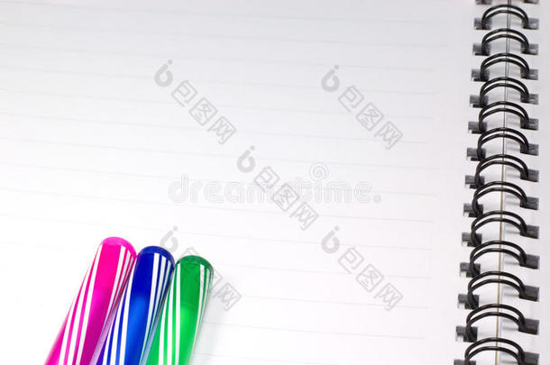 空白笔记本，彩色笔，空白日记，经营理念