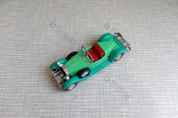 灰色背景上的旧绿色汽车模型