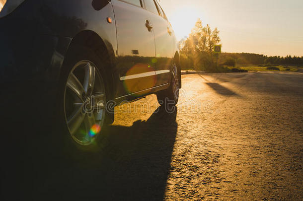 黑色汽车<strong>快速行驶</strong>的正面视图