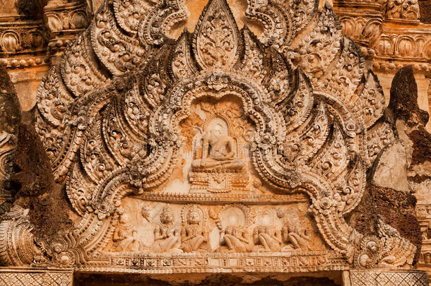 泰国古代寺庙石浮雕上的花卉图案和佛像