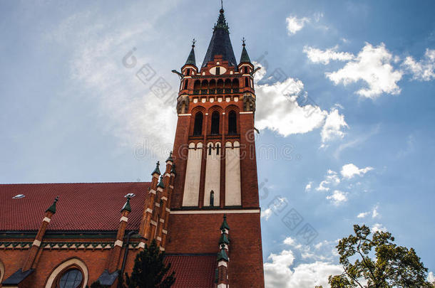 圣徒<strong>天主教堂</strong>。 安娜位于奥兹廷巴尔奇沃的比萨温斯卡河附近的老城