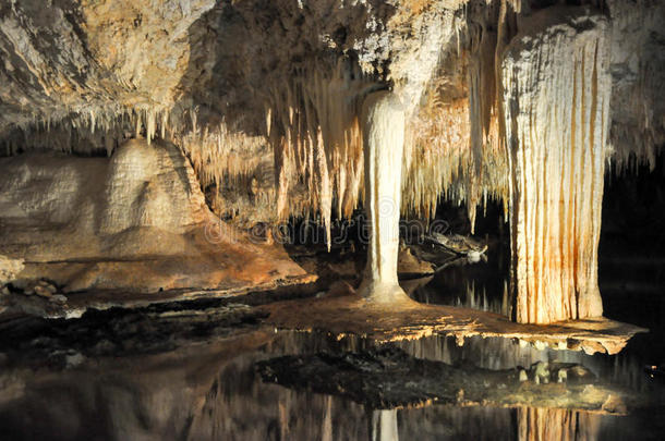 洞穴水和矿物地层