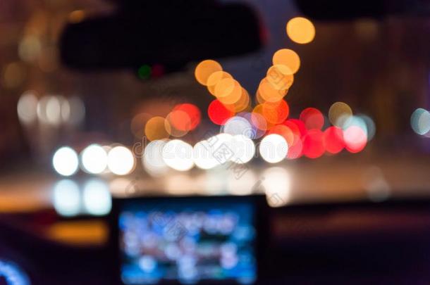 模糊图像从车内与Bokeh灯从交通堵塞在夜间