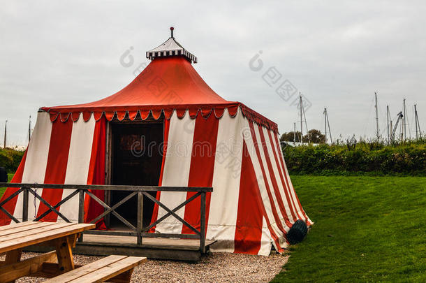 古代白红色篷布帐篷在梅德洛城堡。 荷兰。