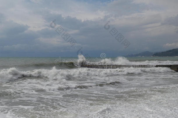 海滩黑色蓝色云海岸