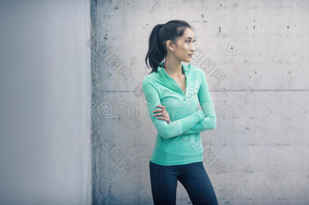 <strong>运动</strong>的年轻女人向一边看