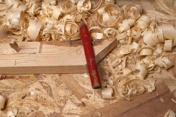 木匠工作。 木桌上有锯末的木匠工具。 木匠工作场所的顶部视图