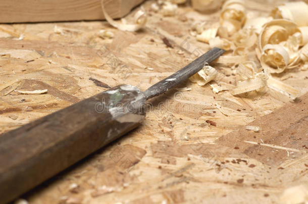 木桌上有锯末的<strong>木匠</strong>工具。 <strong>木匠工作</strong>场所的顶部视图